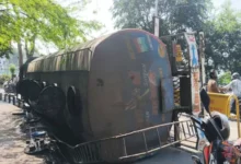 कार को बचाने के चक्कर में वीआईपी रोड पर पलटा सोयाबीन तेल का टैंकर, तेल लूटने की मची होड़ 8 20260930123328 HlBF0gl2