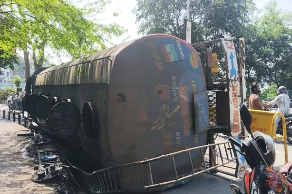 कार को बचाने के चक्कर में वीआईपी रोड पर पलटा सोयाबीन तेल का टैंकर, तेल लूटने की मची होड़ 1 20260930123328 HlBF0gl2