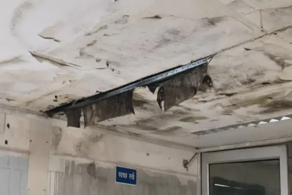 कमला नेहरू अस्पताल की छत की सीलिंग टूटी, टपक रहा पानी, गंदगी और बदबू से मरीज परेशान 1 20260930125413 7Vu4qWSy
