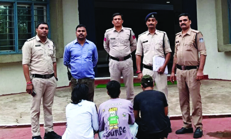 सालों से फरार दो वारंटी पुलिस के हत्थे चढ़े, डकैती व मारपीट के मामलों में काट रहे थे फरारी, माधवनगर पुलिस ने दबोचकर भेजा जेल 1 253