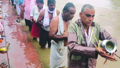 पूर्वजों को तर्पण के साथ पितृपक्ष की शुरुआत, नदीघाटों में उमड़ी लोगों की भीड़ 5 336