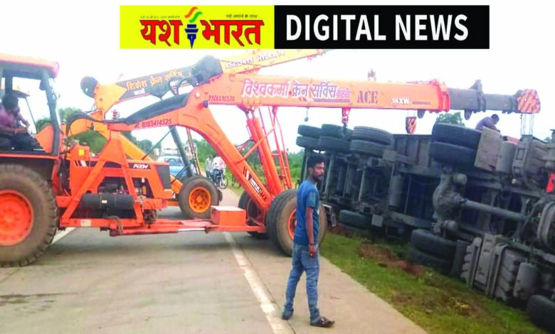 अनियंत्रित होकर सडक़ किनारे पलटा 18 चका ट्रक, बड़वारा बाईपास पर रोहनिया मोड़ हादसा, बाल बाल बचे चालक 1 445