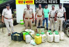अवैध शराब के ठिकानों में पुलिस की कार्रवाइ, 15 लीटर कच्ची महुआ शराब जब्त 7 446