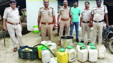 अवैध शराब के ठिकानों में पुलिस की कार्रवाइ, 15 लीटर कच्ची महुआ शराब जब्त 7 446