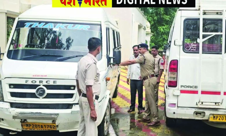सडक़ हादसे के बाद निजी स्कूलों के वाहनों की चैकिंग, विजयराघवगढ़ पुलिस चलाया विशेष अभियान 1 448