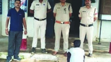 गांव-गांव, गली-गली बिक रही शराब, ढीमरखेड़ा पुलिस की दबिश, भारी मात्रा में शराब बरामद, 100 किलो लाहन नष्ट कराया गया 7 52