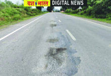 बारिश नहीं झेल पाई करोड़ों की सडक़, कई स्थानों पर धंसी, उखड़ी सतह और बने गड्ढे, चांदा घाटी में पहाड़ी से गिर रहे पत्थर, हादसे का बढ़ा खतरा 3 556