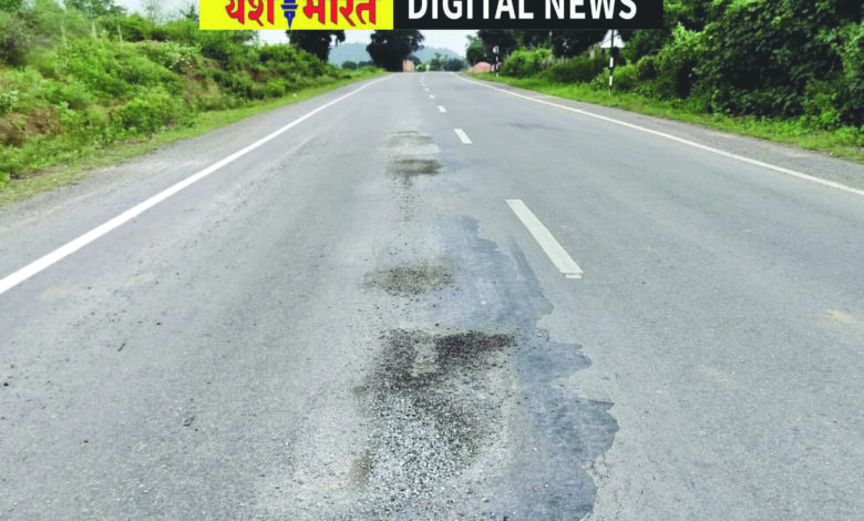 बारिश नहीं झेल पाई करोड़ों की सडक़, कई स्थानों पर धंसी, उखड़ी सतह और बने गड्ढे, चांदा घाटी में पहाड़ी से गिर रहे पत्थर, हादसे का बढ़ा खतरा 1 556