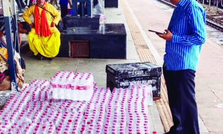रेल प्रशासन की कार्रवाई, टे्रन में चेकिंग के दौरान अवैध वेंडिंग का मामला, चल्लापल्ली से दानापुर जा रही टे्रन में जब्त किया 49 पेटी पानी 1 621