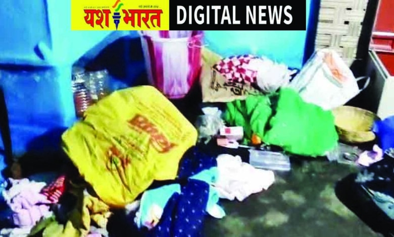 चोरों का आतंक, एक रात में तीन घरों में चोरी, नकदी-जेवर लेकर फरार हो गए चोर, वारदात के बाद गांव में दहशत, पुलिस ने शुरू की चोरों की तलाश 1 622