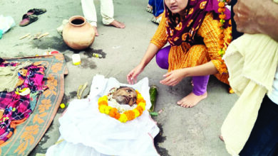 तीन बेटियों के पिता के अचानक निधन से परिवार में मातम, मंझली बेटी ने दी पिता को मुखाग्नि, मुक्तिधाम में नम हुईं लोगों की आंखें 7 70000