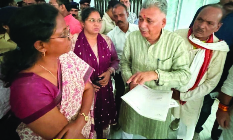 एसडीएम की कार्यप्रणाली पर ग्रामीणों ने उठाए सवाल, भाजपा मंडल अध्यक्ष ने प्रभारी मंत्री और विधायक से की शिकायत 1 93