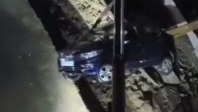 कोलार के आम्रवेली के बाहर धंसी सड़क, पार्किंग में खड़ी गाड़ियां जमीन में धंसीं - आठ मंजिला इमारत के पास हुए हादसे से मची अफरा-तफरी, क्रेन से निकाले वाहन, निर्माण की गुणवत्ता पर उठे सवाल 5 Capture 4