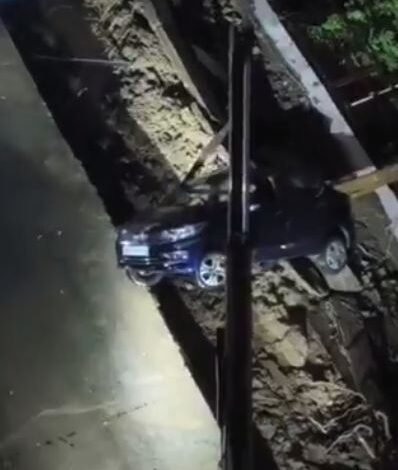 कोलार के आम्रवेली के बाहर धंसी सड़क, पार्किंग में खड़ी गाड़ियां जमीन में धंसीं - आठ मंजिला इमारत के पास हुए हादसे से मची अफरा-तफरी, क्रेन से निकाले वाहन, निर्माण की गुणवत्ता पर उठे सवाल 1 Capture 4