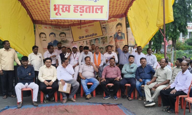 लंबित मांगों को लेकर इंजीनियरिंग कॉलेज में कर्मचारियों की भूख हड़ताल 1 IMG 20260901 WA0008