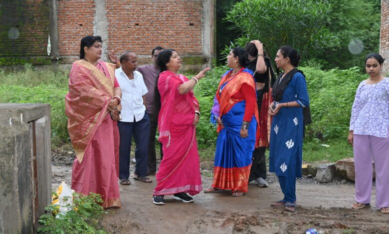 समस्या देख समाधान की राह तलाशने निकलीं महापौर 1 IMG 20260902 WA0073