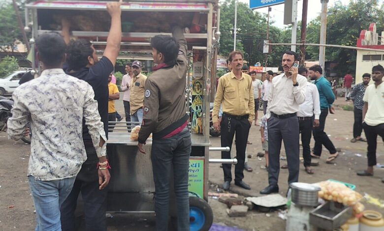 भोपाल में अतिक्रमण पर निगम का बड़ा एक्शन, सड़कों से हटाए ठेले गुमठियां एयरपोर्ट रोड से कोलार और हमीदिया तक कार्रवाई, एम्स के सामने से 13 ट्रक सामान जब्त 1 IMG 20260903 WA00282