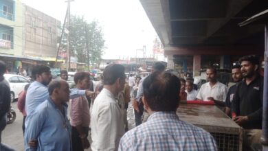 खुले में मांस बेचने वालों पर निगम की कार्रवाई, 19 प्रकरण में 59,500 का चालान भानपुर क्षेत्र में 58.7 किलो चिकन जब्त कर नष्ट किया 15 अवैध दुकानें हटाईं भोपाल यश भारत। 6 IMG 20260903 WA00301