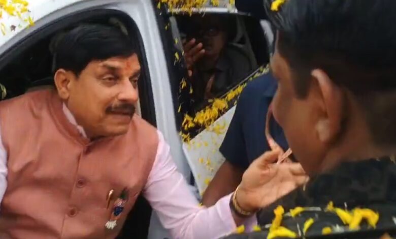 शिक्षक भर्ती में पद बढ़ाने की मांग, अभ्यर्थियों ने रोका मुख्यमंत्री डॉ मोहन यादव का काफिला नीलम पार्क के बाहर सौंपा ज्ञापन, 15 दिन से धरना और भूख हड़ताल जारी 1 IMG 20260904 WA0012