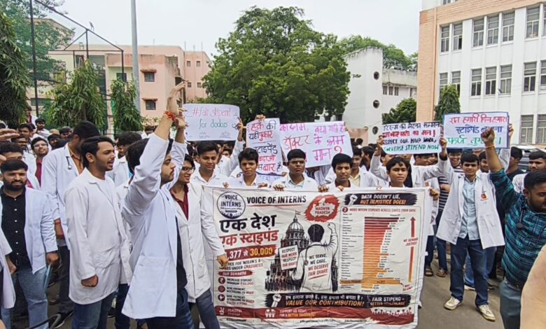 एमबीबीएस इंटर्न ने उठाई स्टाइपंड बढ़ाने की मांग 14,377 से बढ़ाकर न्यूनतम 30 हजार रुपए करने की मांग, काम के अनुरूप भुगतान की उठी आवाज भोपाल यश भारत 1 IMG 20260907 WA0033
