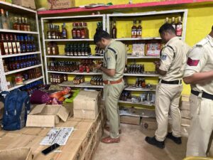 ब्रेकिंग : सागर की घटना के बाद कटनी में सतर्कता बढ़ी, शराब दुकानों की जांच, विभिन्न ब्रांडों के नमूने परीक्षण के लिए भेजे 2 IMG 20260907 WA1015