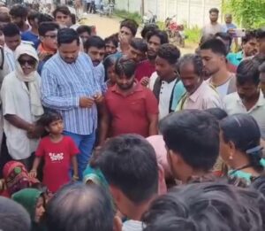 चलती स्कूल वैन से गिरकर मासूम छात्र की मौत विजयराघवगढ़ में दर्दनाक हादसा, स्कूली वाहनों में सुरक्षा मानकों की अनदेखी 3 IMG 20260909 WA0673