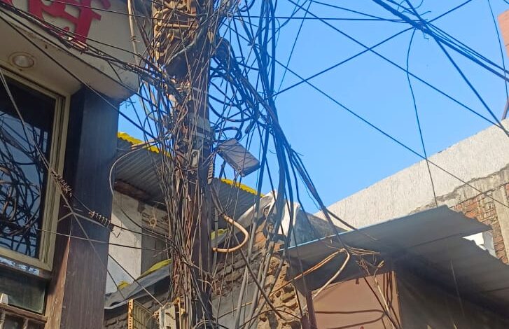 पुराने भोपाल के बाजारों में तारों का मकड़जाल, आग का मंडरा रहा खतरा चौक बाजार व्यापारी संघ देगा एमपीईबी महाप्रबंधक को ज्ञापन, 11 सितंबर को रॉयल मार्केट में जुटेंगे व्यापारी 1 IMG 20260910 WA0069
