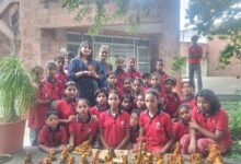 बच्चों ने गढ़े मिट्टी के गणेश, कला के साथ दिया पर्यावरण संरक्षण का संदेश परवरिश द म्यूज़ियम स्कूल के बच्चों की रचनात्मक पहल, शहरवासियों से प्रतिमाएं खरीदकर हौसला बढ़ाने की अपील 2 IMG 20260913 WA00111