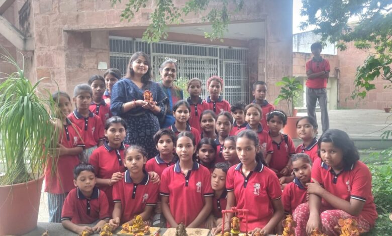 बच्चों ने गढ़े मिट्टी के गणेश, कला के साथ दिया पर्यावरण संरक्षण का संदेश परवरिश द म्यूज़ियम स्कूल के बच्चों की रचनात्मक पहल, शहरवासियों से प्रतिमाएं खरीदकर हौसला बढ़ाने की अपील 1 IMG 20260913 WA00111