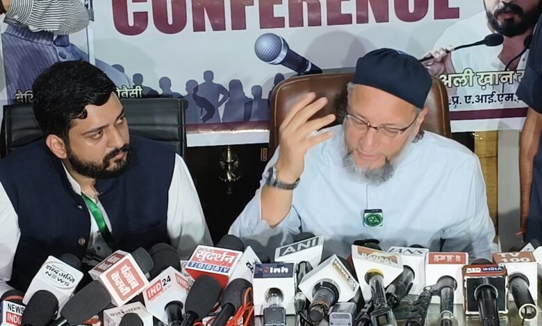 भोपाल पहुंचे ओवैसी, बोले—मध्यप्रदेश में संगठन को देंगे नई धार - एआईएमआईएम अध्यक्ष ने की प्रेस कॉन्फ्रेंस, प्रदेश के राजनीतिक मुद्दों पर रखी बात 1 IMG 20260915 WA0066