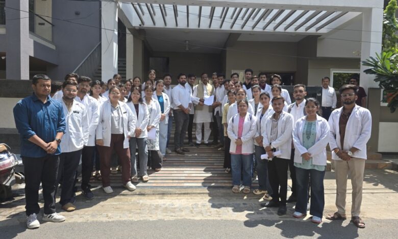 आयुष इंटर्न्स की स्टाइपेंड बढ़ाने की मांग, एमबीबीएस प्रशिक्षुओं के समान भुगतान की उठी आवाज , 15 दिन में निर्णय नहीं होने पर आंदोलन की चेतावनी , वीडियो देखें 1 IMG 20260918 WA0046 1
