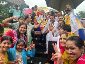 गणपति बप्पा मोरया, अगले बरस तू जल्दी आ...रिमझिम के बीच के बीच दी जा रही भगवान गणपति को विदाई, विसर्जन कुण्डों पर भीड़ के नजारे, गणेश चौक से निकल रहा मुख्य जुलूस 10 IMG 20260925 WA13652