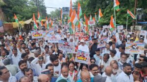 चुनाव आयोग के खिलाफ कांग्रेस का शक्ति प्रदर्शन, कचहरी चौक से निकला पैदल मार्च, ज्ञानेश कुमार का पुतला फूंका, पुलिस से हल्की झड़प 5 IMG 20260930 WA0852