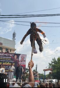 चुनाव आयोग के खिलाफ कांग्रेस का शक्ति प्रदर्शन, कचहरी चौक से निकला पैदल मार्च, ज्ञानेश कुमार का पुतला फूंका, पुलिस से हल्की झड़प 2 IMG 20260930 WA0868