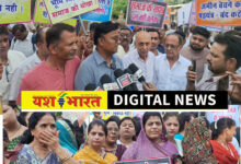 तीर्थ क्षेत्र की भूमि बचाने लामबन्द हुआ जैन समाज, नारेबाजी के बीच कलेट्रेट पहुंचकर सौंपा ज्ञापन, समाज के लोग बोले - कामयाब नहीं होने देंगे जमीन बेचने का षड्यंत्र 3 IMG 20260908 165639
