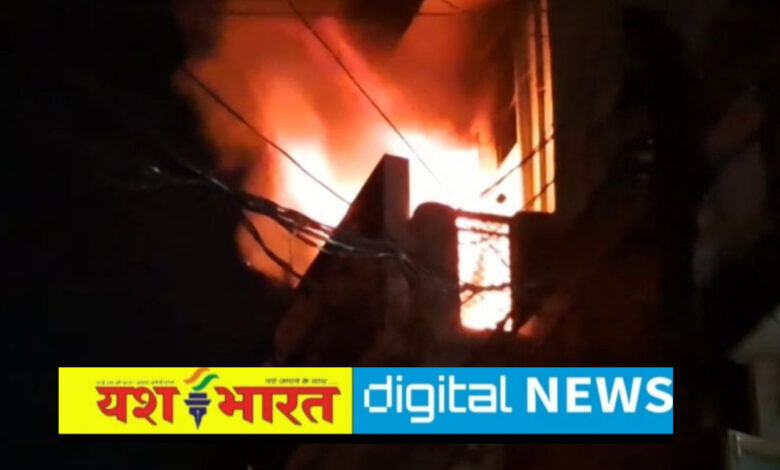 दुबे कालोनी स्थित आरुष अपार्टमेंट में आग, इलाके में मचा हड़कंप, फायर ब्रिगेड की टीम ने संभाला मोर्चा 1 IMG 20260917 223025