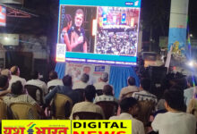 मिशन चौक पर गूंज रही छात्रों की आवाज, LED स्क्रीन पर लोग देख रहे राहुल गांधी का संवाद 4 IMG 20260919 195558
