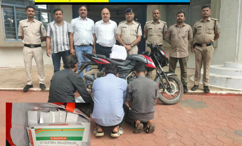 माधवनगर पुलिस की बड़ी कार्रवाई, 3000 नशीली नाइट्राजेपाम गोलियां जब्त, 3 आरोपी गिरफ्तार, 1 फरार, 13,500 कीमत की नशीली गोलियां एवं घटना में प्रयुक्त बाइक जप्त, देखें वीडियो 1 IMG 20260920 192646