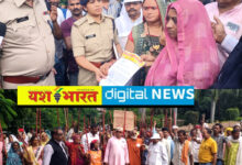 शराब की अवैध बिक्री को लेकर महिलाओं ने हाथों में लाठी-डंडा लेकर घेरा कलेक्ट्रेट, जोरदार नारेबाजी के बीच किया प्रदर्शन, देखें वीडियो 5 IMG 20260922 172059