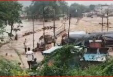 चित्रकूट में मंदाकिनी के उफान में बहा रामघाट-हनुमान धारा पुल : मरम्मत में लग सकते हैं 8-9 महीने 2 InCollage 20260901 101417681