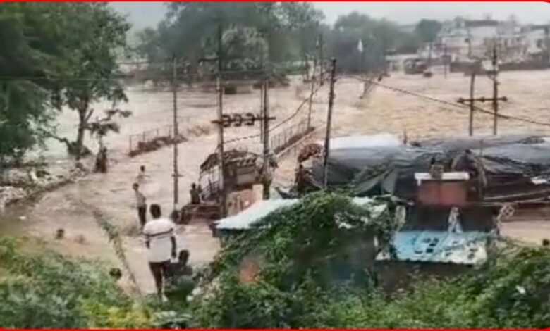 चित्रकूट में मंदाकिनी के उफान में बहा रामघाट-हनुमान धारा पुल : मरम्मत में लग सकते हैं 8-9 महीने 1 InCollage 20260901 101417681