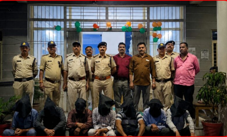 सट्टा के ठिकानों पर पुलिस की दबिश, 9 सटोरिए गिरफ्तार; : 11 अवैध शराब के ठिकानों से 55 लीटर अवैध शराब भी जब्त 1 InCollage 20260901 105313551
