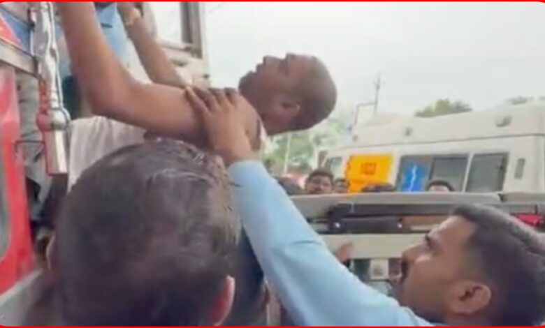 भीषण सड़क हादसा: 4 घंटे तक चला सांसों का रेस्क्यू, चकनाचूर केबिन से सुरक्षित निकाला गया ड्राइवर... देखें पूरा वीडियो 1 InCollage 20260901 151613780