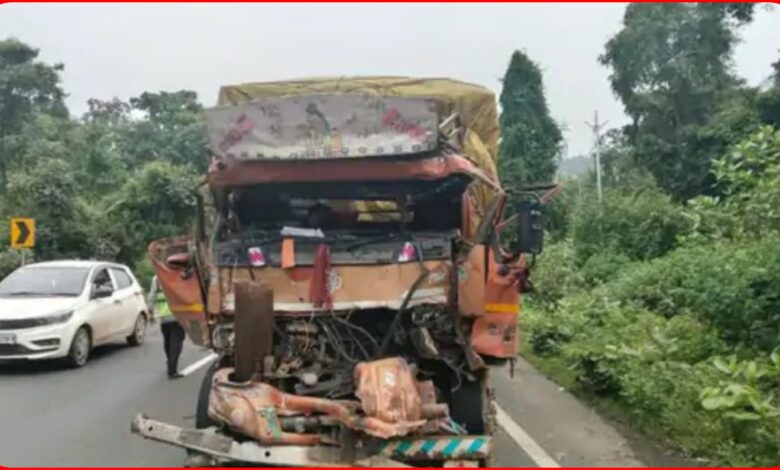 NH-30 पर भीषण सड़क हादसा: मिनीट्रक की टक्कर से चालक की मौके पर मौत, हेल्पर गंभीर; केबिन काटकर निकाला शव 1 InCollage 20260901 184827466