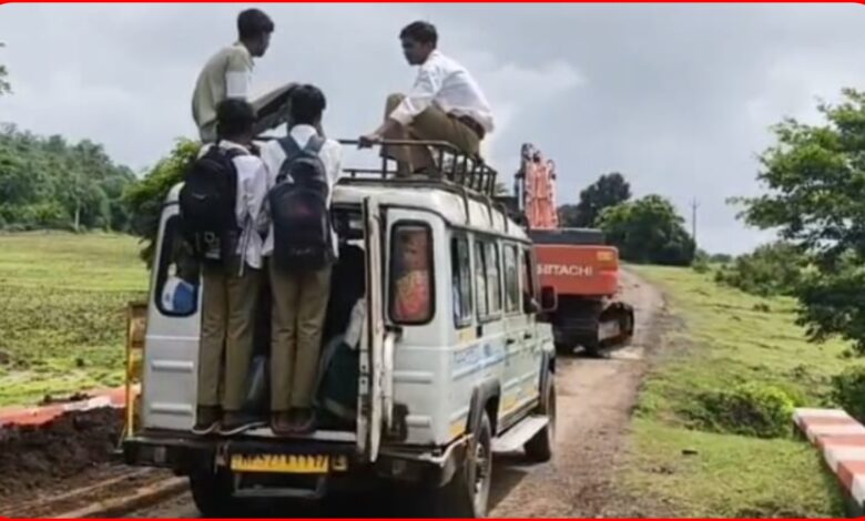 कांपते पहिये, लटकी सांसें: ओवरलोड तूफान-ऑटो में दांव पर लगा छात्रों का भविष्य 1 InCollage 20260902 223433810