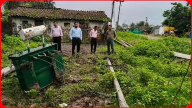 अजब ,'विकास' का गजब कारनामा : बिना कंक्रीट बेसमेंट के खंभे खड़े करने पर गिरा ट्रांसफार्मर, ठेकेदार पर कार्रवाई के निर्देश 4 InCollage 20260903 185136282
