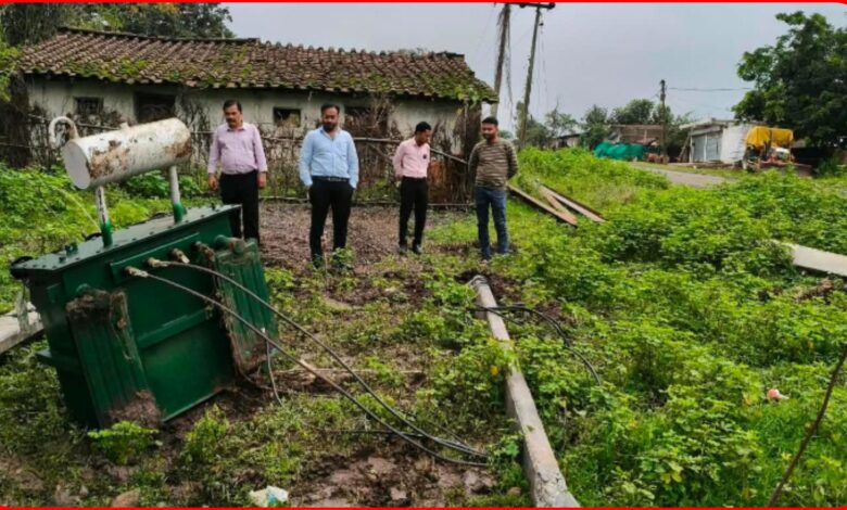 अजब ,'विकास' का गजब कारनामा : बिना कंक्रीट बेसमेंट के खंभे खड़े करने पर गिरा ट्रांसफार्मर, ठेकेदार पर कार्रवाई के निर्देश 1 InCollage 20260903 185136282