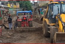 मंदाकिनी थमी, अब मलबे से जिंदगी को पटरी पर लाने की चुनौती : सफाई और पुनर्वास अभियान, गलियों से घरों तक हटाया जा रहा गाद-कचरा 3 InCollage 20260905 113315984