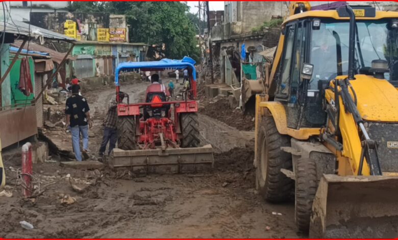 मंदाकिनी थमी, अब मलबे से जिंदगी को पटरी पर लाने की चुनौती : सफाई और पुनर्वास अभियान, गलियों से घरों तक हटाया जा रहा गाद-कचरा.... देखें पूरे विडियो 1 InCollage 20260905 113315984