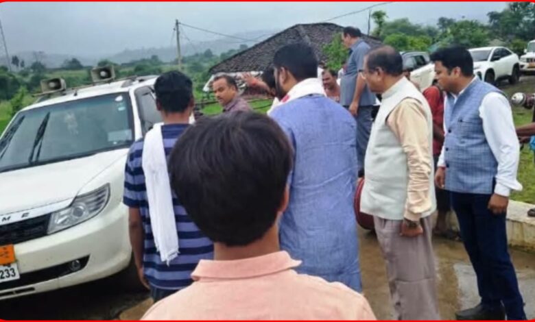 विकास के 'कीचड़' में फंसी सांसद की गाड़ी: लोकार्पण करने पहुंचे कुलस्ते, ट्रैक्टर से खींचकर निकाले गए काफिले के वाहन 1 InCollage 20260905 191408763